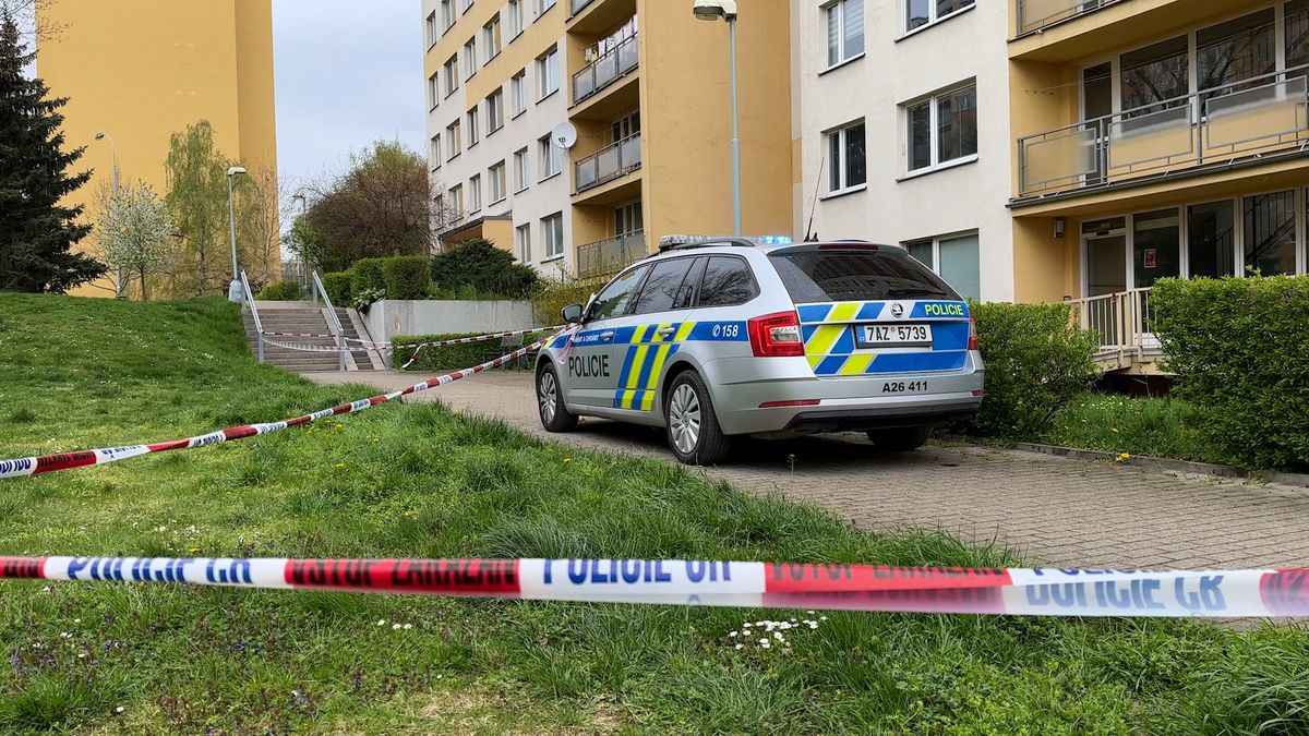 Před domem v Praze našli mrtvého muže